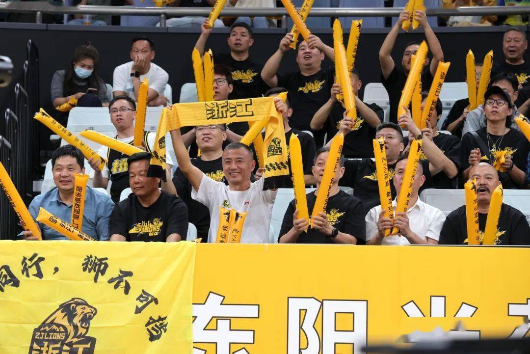 皇家马德里观众热烈欢呼!,纳达尔迎来二十赛季出色发挥观众掌声雷动的简单介绍 皇家马德里观众热烈欢呼!,纳达尔迎来二十赛季出色发挥观众掌声雷动的简单介绍